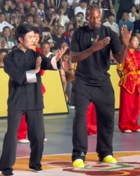 咏春卡！伦纳德现场学习咏春拳，一招一式和抱拳礼都有模有样